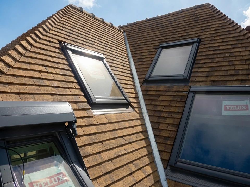 Chantier de couverture en extérieur avec ouvriers installant une charpente sur toiture